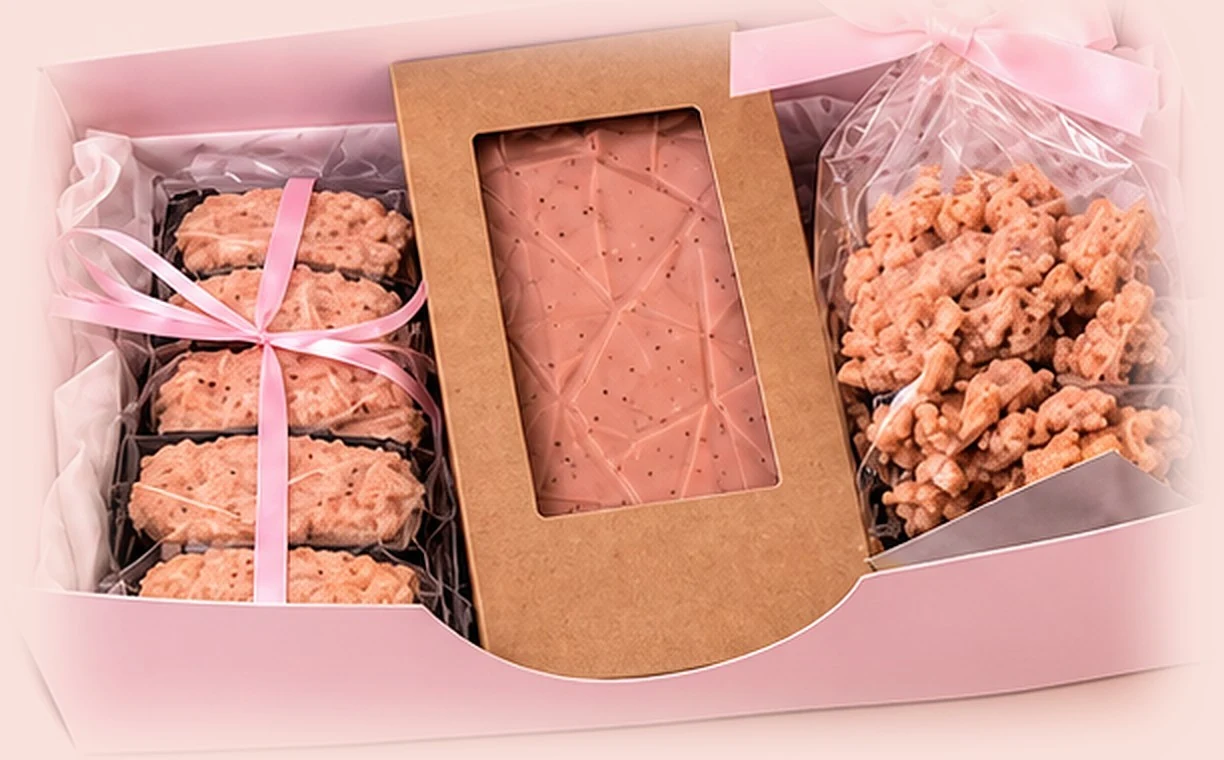 Le coffret Rose d'Auxois ouvert : granits roses noués d'un ruban, tablette et éclats